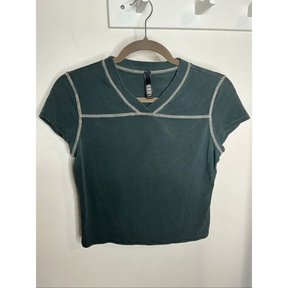 Skims Sport Cropped V-Neck T-Shirt - Picture 3 of 7